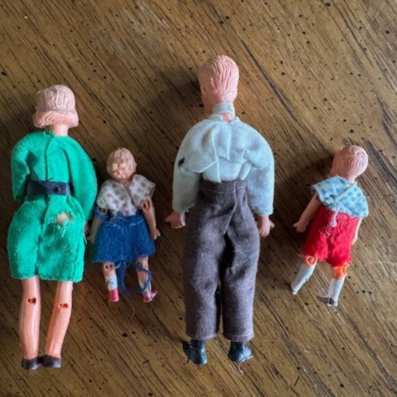 Set of 4 family vintage bendable posable dollhouse dolls - Picture 2 of 3